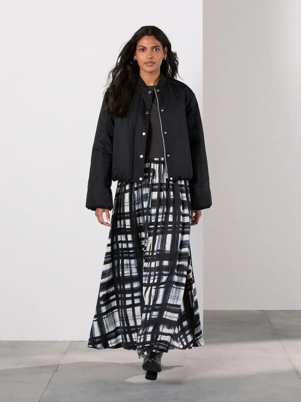 New Next Satin Pleated Maxi Skirt Cream/Navy Check