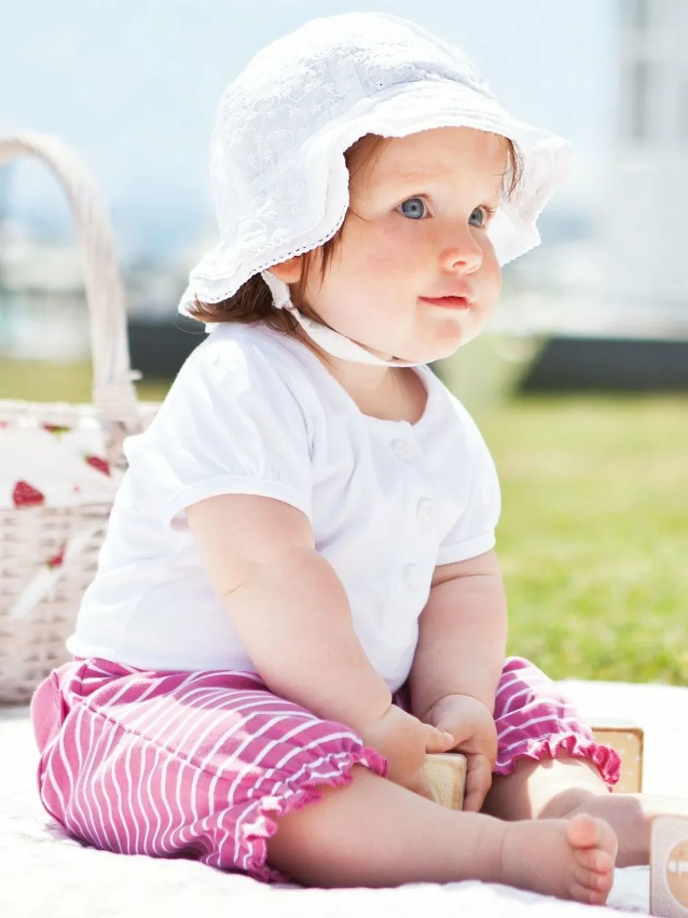 Hot Jojo Maman Bébé White Broderie Anglaise Sun Hat