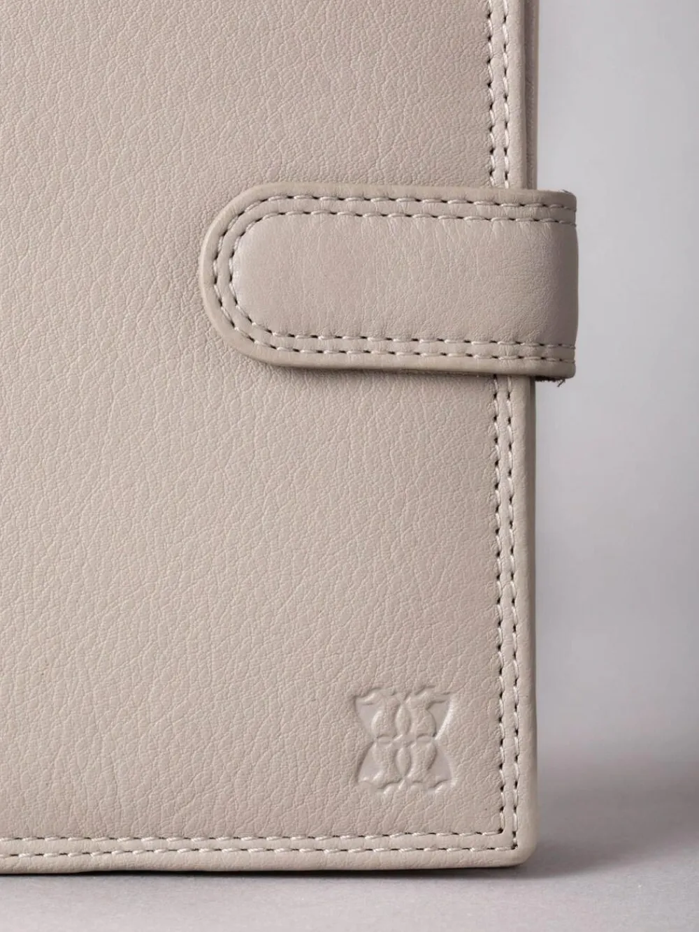 Outlet Lakeland Leather Grey Medium Tab Purse