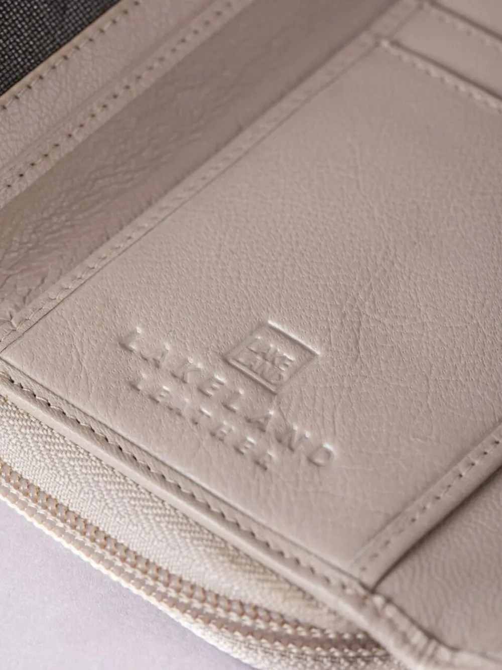 Outlet Lakeland Leather Natural Medium Icon Stud Tab Purse