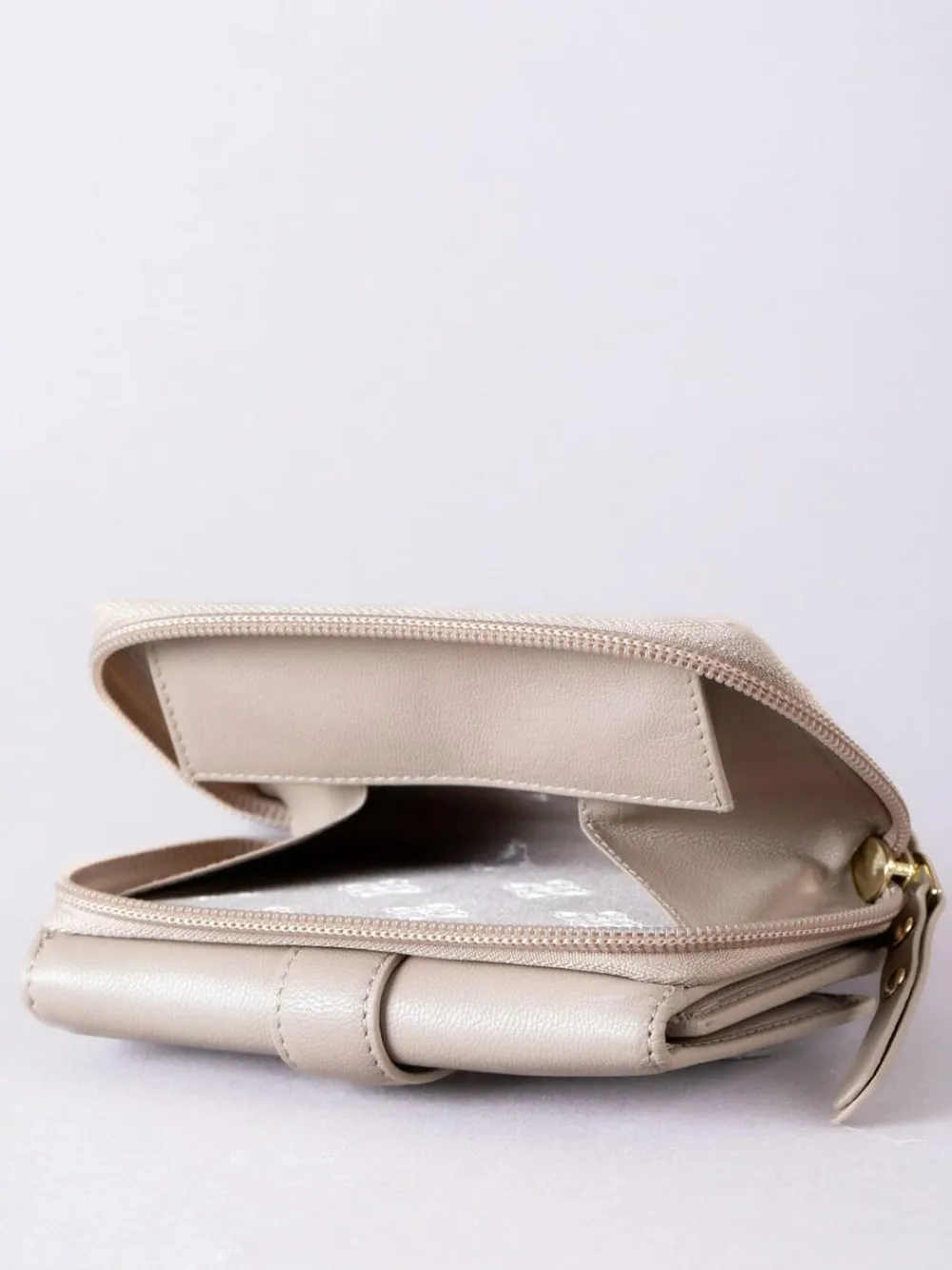 Outlet Lakeland Leather Natural Medium Icon Stud Tab Purse