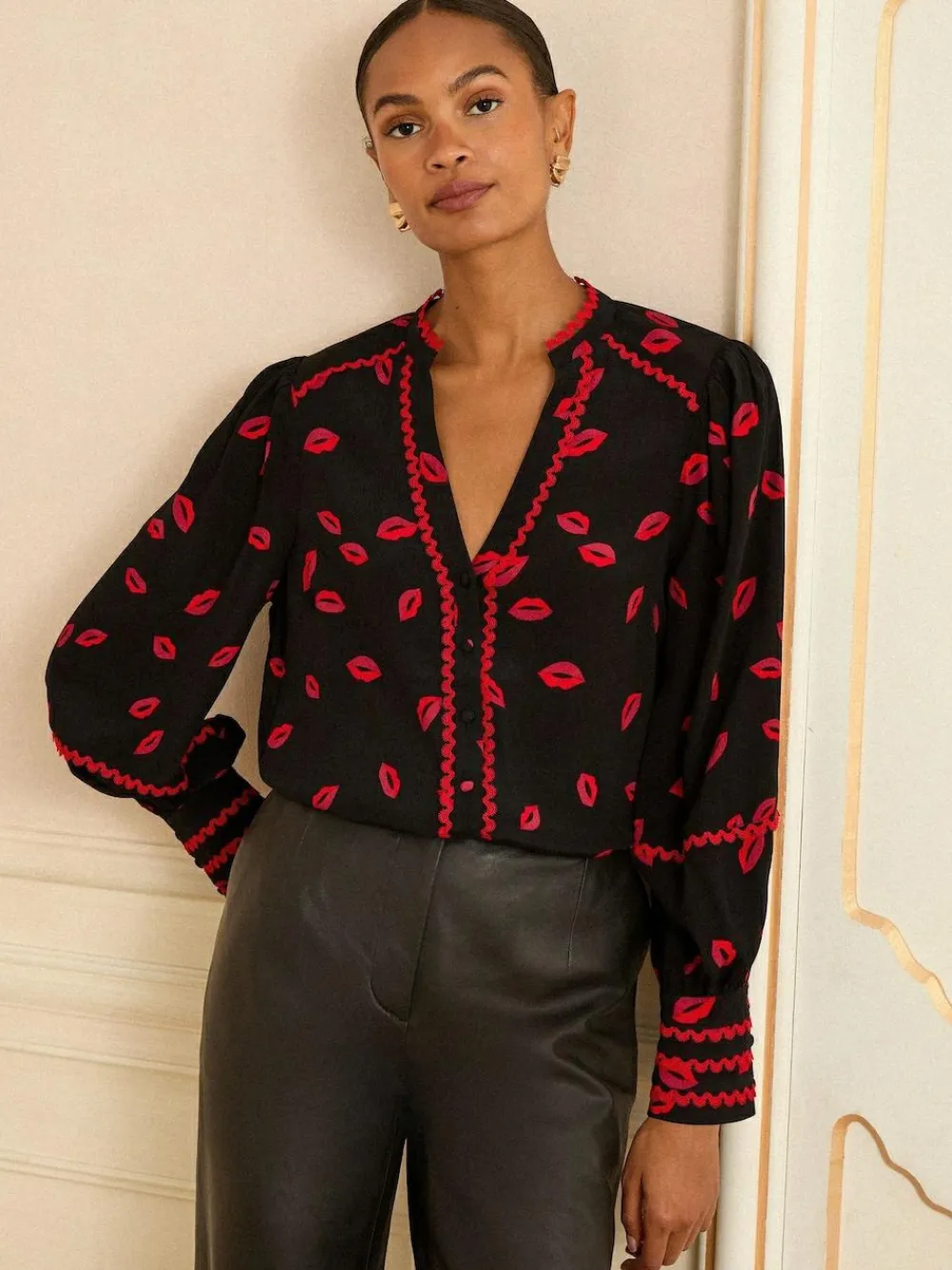 Outlet Love & Roses Black Lips Print Notch Neck Long Sleeve Blouse