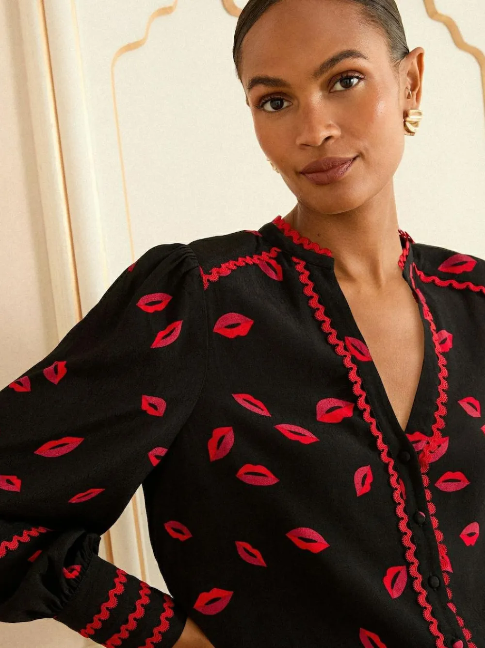 Outlet Love & Roses Black Lips Print Notch Neck Long Sleeve Blouse