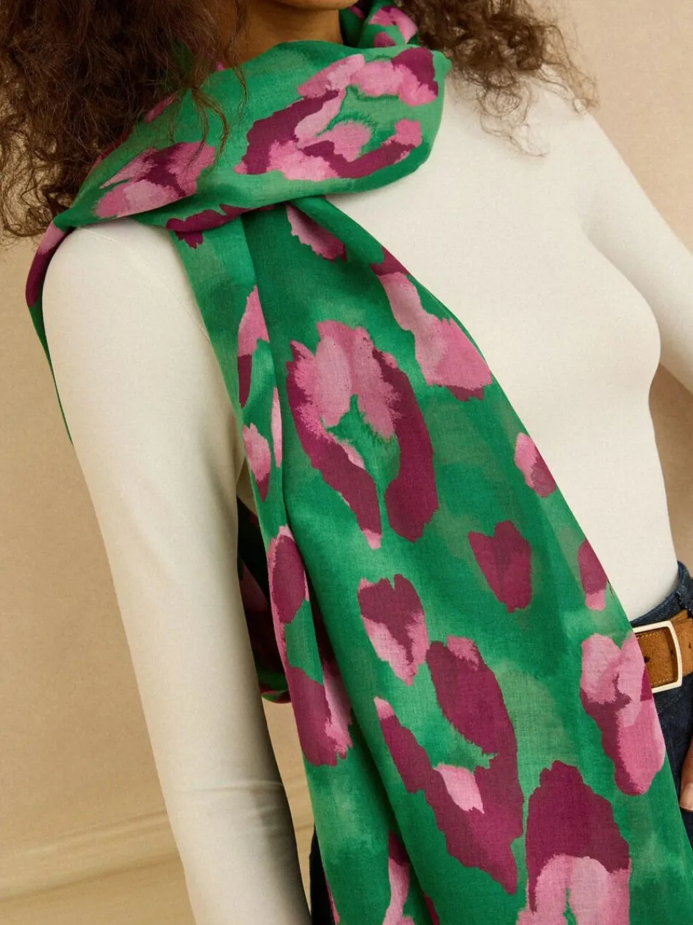 Outlet Love & Roses Green Leopard Print Lightweight Scarf