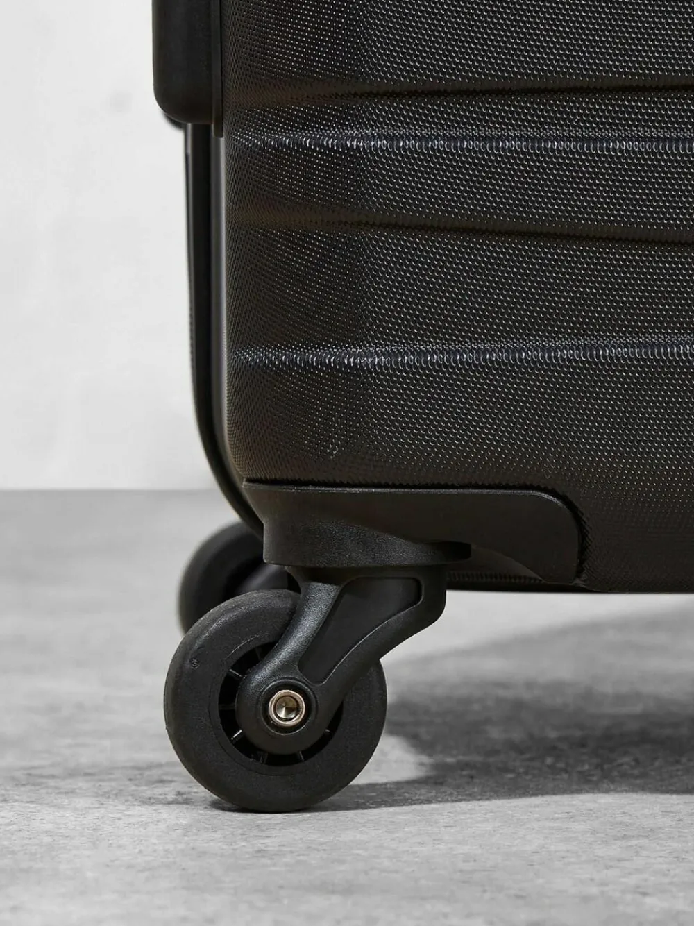 Discount Rock Luggage Medium Seattle Suitcase Black