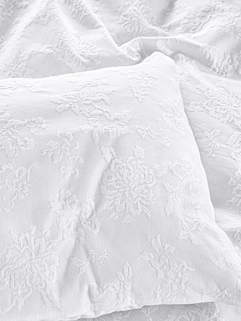Shabby Chic by Rachel Ashwell® White Textured Floral Matelasse Duvet Cover and Pillowcase Set^ Childrens Bedding|Bedsets & Duvet Covers