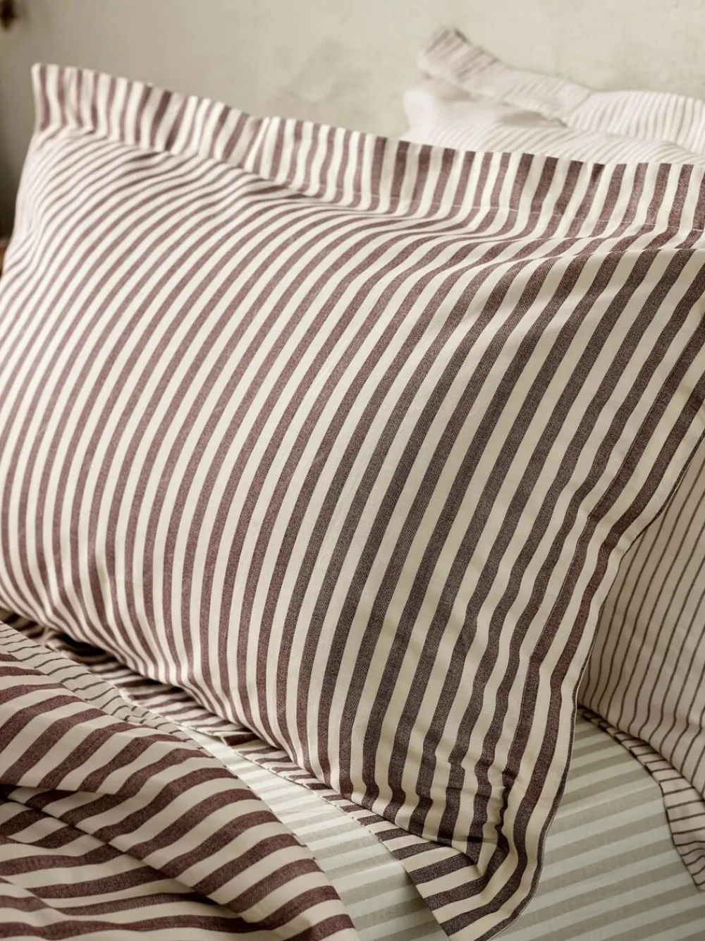 Outlet Yard Beetroot Burgundy Red Set of 2 Hebden Melange Stripe 100 Cotton Pillowcases