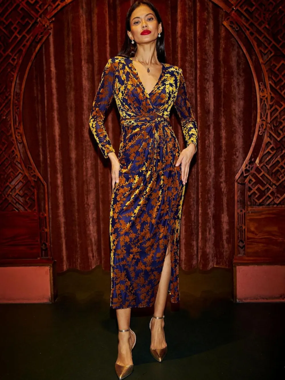 Outlet Yumi Velour Stretch Midi Dress With Long Sleeves Gold