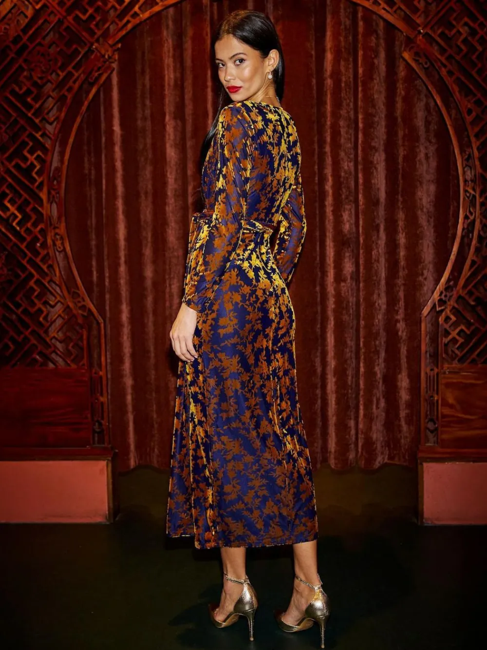 Outlet Yumi Velour Stretch Midi Dress With Long Sleeves Gold